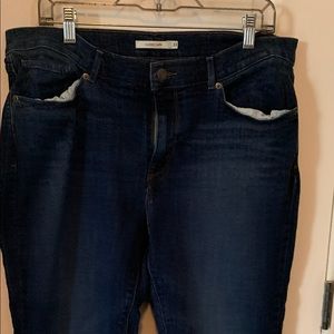Women's Levi's Classic Capri's. Dark blue jean. Size 33